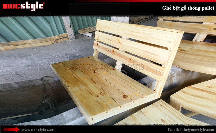 Chiếc ghế gỗ pallet ngồi bệt dùng trong quán trà sữa